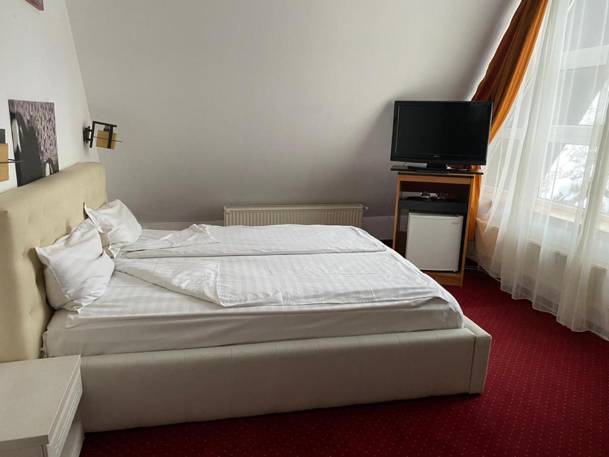 Casa Vinga - Restaurant&Jacuzzi Hotel Poiana Brasov Bagian luar foto